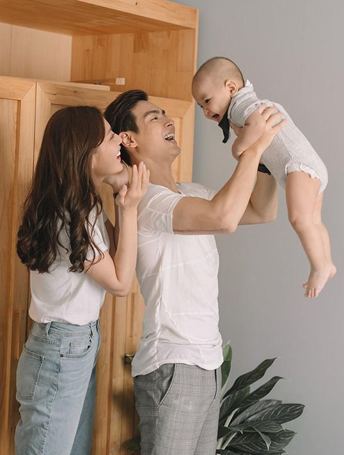 Gia đình nhỏ hạnh phúc của cặp vợ chồng trẻ. 