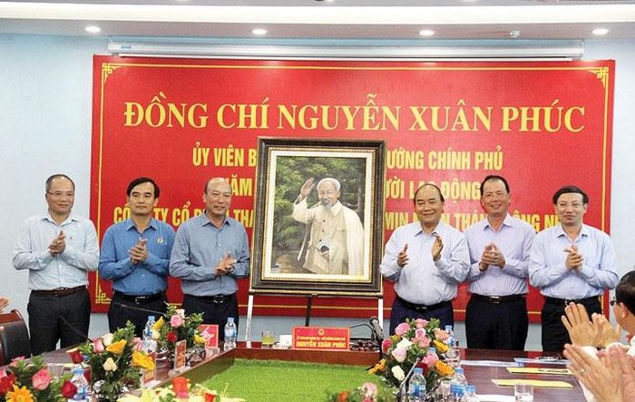 Thủ tướng Nguyễn Xuân Phúc trao tặng bức chân dung Chủ tịch Hồ Chí Minh cho cán bộ, CNLĐ TKV