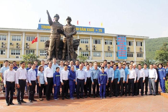 Cán bộ, CNLĐ TKV chụp ảnh lưu niệm cùng đoàn công tác của Chính phủ