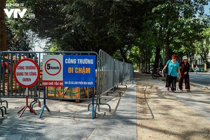 Vỉa hè được rào chắn một phần để thực hiện thi công