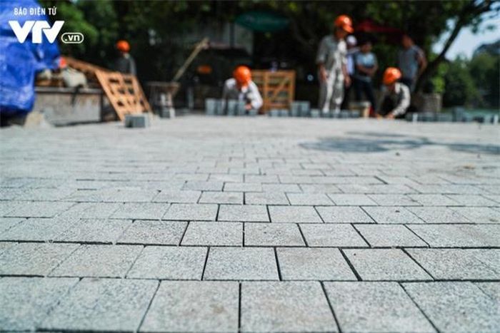 Công việc ốp lát đang được đơn vị thi công triển khai đúng tiến độ và chất lượng để đem lại diện mạo mới sạch đẹp cho vỉa hè hồ Gươm