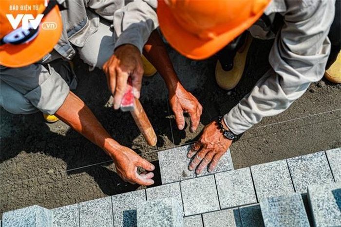 Việc căn chỉnh từng viên đá được các công nhân làm rất tỉ mỉ.