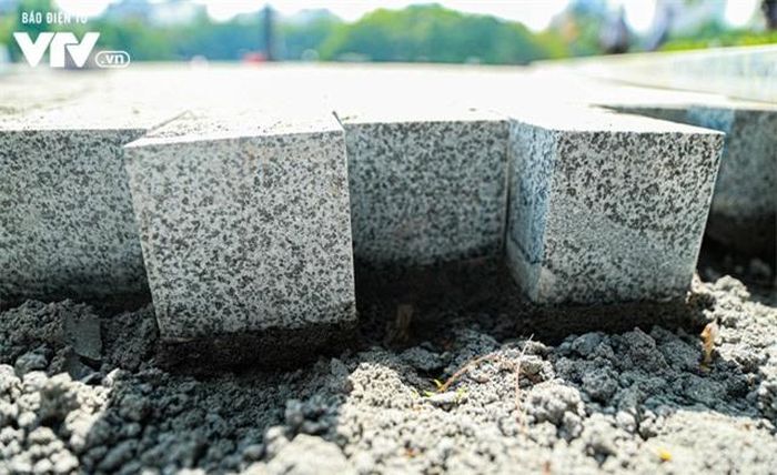 Những viên đá lát có độ dày 10cm dược xếp xen kẽ nhau