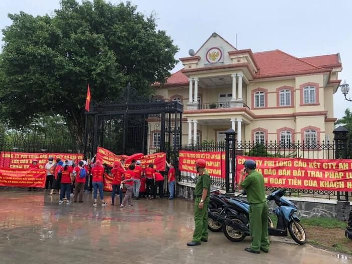Nhiều khách hàng kêu cứu vì góp tiền nhưng không nhận được nền đất