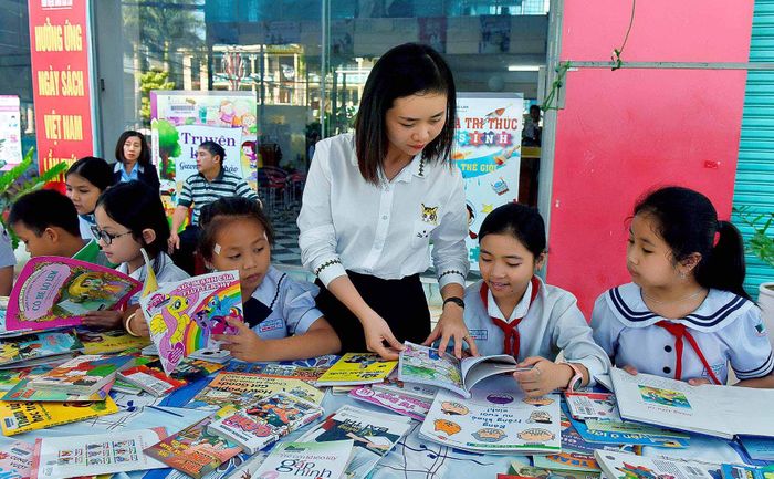 Thư viện tỉnh hiện có hơn 65.000 bản sách với các thể loại: Văn học, lịch sử, khoa học, tự nhiên, xã hội, chính trị, luật, sách Tiếng Anh, báo, tạp chí… để các em tự lựa chọn sách để đọc theo sở thích của bản thân.
