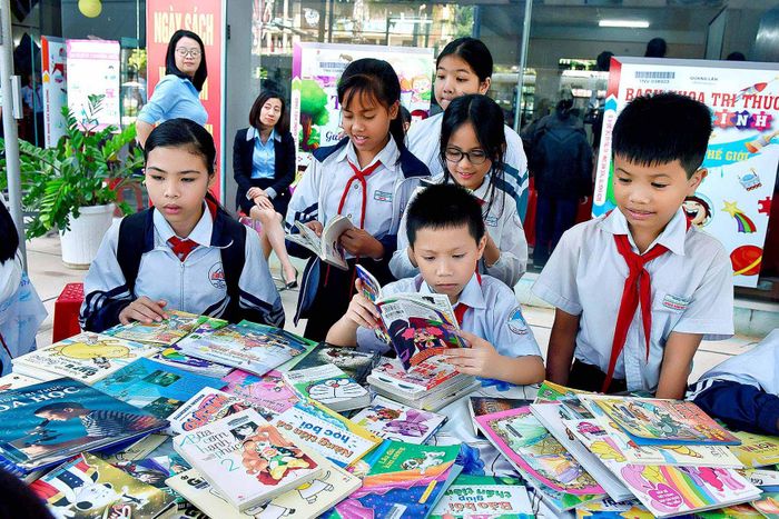 Thư viện trở thành địa chỉ quen thuộc của em Võ Tuấn Anh- học sinh trường tiểu học Đinh Tiên Hoàng, TP. Pleiku. “Ở đây có rất nhiều sách hay và bổ ích, không gian dễ chịu. Em thường đến đây đọc sách vào dịp cuối tuần...”- Tuấn Anh cho biết. 
