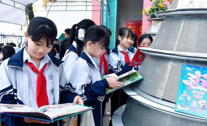 Học sinh Trường THCS Huỳnh Thúc Kháng, TP. Pleiku đọc sách, báo tại chương trình “Cùng các em đọc sách” do Thư viện tỉnh Gia Lai tổ chức.