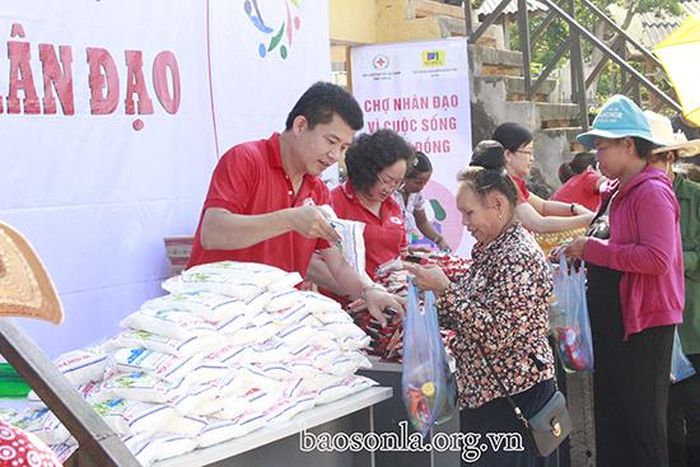 Cán bộ Hội Chữ thập đỏ phát nhu yếu phẩm cho bà con xã Chiềng Chăn