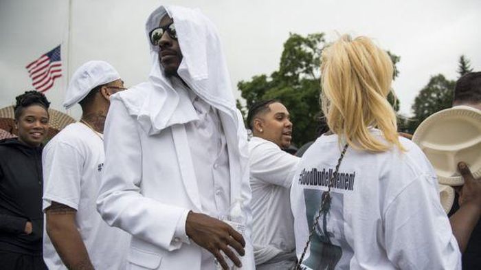  Những người tham dự đám tang của Philando Castile đều mặc áo trắng, cùng màu với chiếc áo của nạn nhân khi bị giết hại. Ảnh: Getty Images. 
