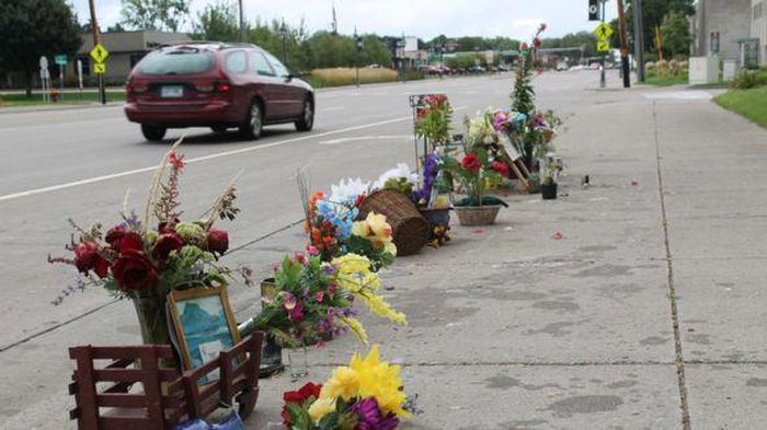  Khu vực tưởng niệm tại nơi Philando Castile bị sĩ quan cảnh sát bắn hạ. Ảnh: BBC. 