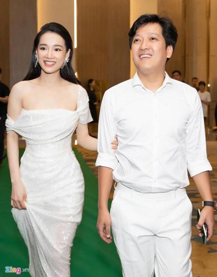 Từ khi lập gia đình và sinh con gái, Nhã Phương ngày càng chuộng trang phục gợi cảm. Nhan sắc của nữ diễn viên được khen ngợi mặn mà và hoàn thiện hơn trước.