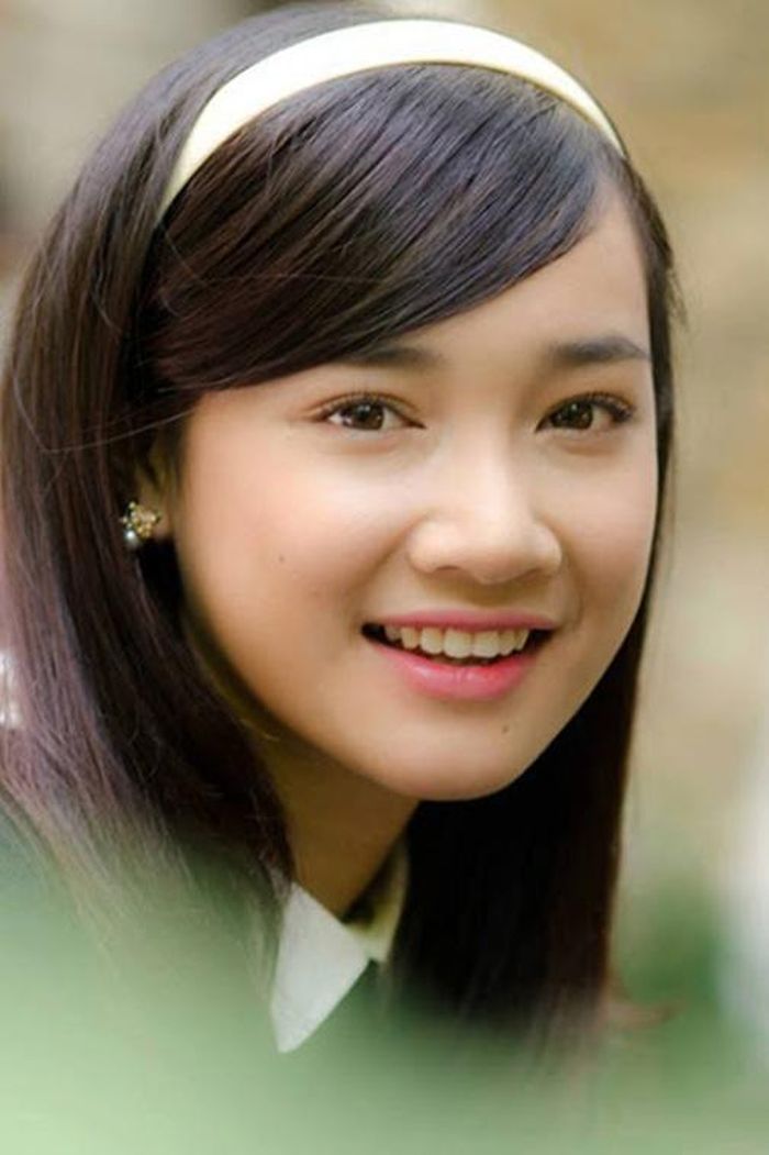 Giai đoạn đầu bước vào nghề, Nhã Phương chuộng phong cách thời trang và lối trang điểm đậm chất "hot teen". Gương mặt nữ diễn viên bầu bĩnh, dễ thương nhưng cánh mũi hơi thô.