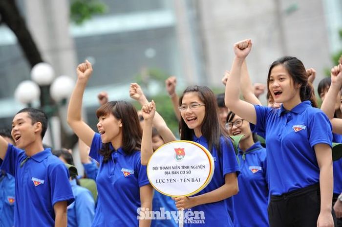 Chiến dịch gồm: Chương trình tiếp sức mùa thi; các chiến dịch tình nguyện “Mùa Hè Xanh”, “Hoa phượng Đỏ”, “Kỳ nghỉ Hồng”, “Hành quân Xanh”. Ảnh: DƯƠNG TRIỀU