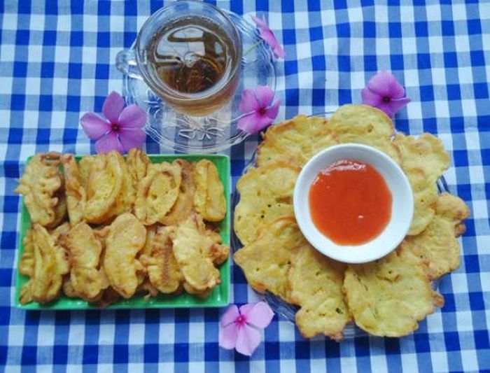 Đun dầu sôi rồi cho từng miếng mít vào trong chảo dầu và nên nhớ cho vừa đủ chứ không chiên một lúc quá nhiều. Khi chiên nếu thấy phần vỏ bột ở bên ngoài phồng lên và có vào vàng là thành công. Vớt bánh mít ra để trên khăn giấy cho thấm dầu rồi thưởng thức. Ảnh: Internet.