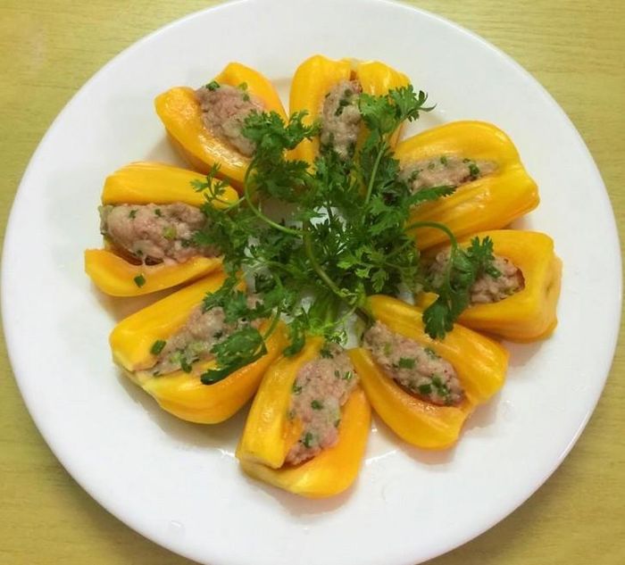 Xếp mít vào đĩa lớn rồi hấp trong khoảng 10 - 15 phút tùy theo múi mít to hay bé. Chú ý không hấp quá nhiều mít trong 1 lần vì sẽ làm nồi không đủ nhiệt, mít nhồi thịt chín không đều và làm mít bị nát, không ngon. Có thể thưởng thức mít nhồi thịt hấp còn nóng hoặc để nguội với cơm đều rất thú vị.