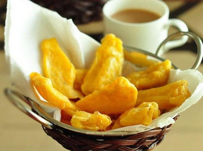 Mít rán là một món ăn có mùi thơm hết sức đặc biệt thích hợp để cả nhà cùng nhau tráng miệng sau bữa cơm. Trộn bột, muối, đường, bột nghệ và bột ớt với khoảng 120ml nước để làm hỗn hợp bột áo bên ngoài mít. Cắt dọc các múi mít thành 8 miếng bằng nhau. Sau đó nhúng các lát mít vào bát bột áo. Bột giúp cho món bánh mít trở nên thơm giòn hơn rất nhiều.