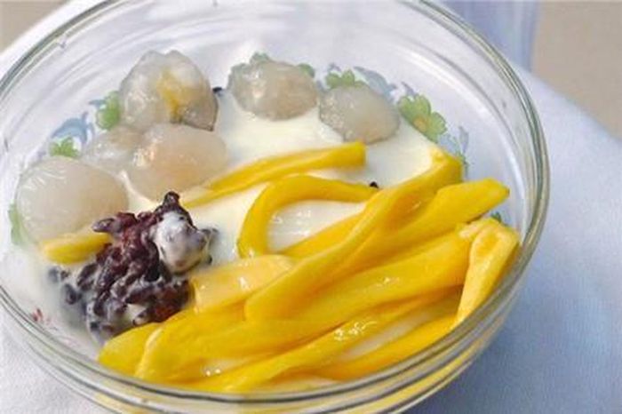 Sữa chua mít. Vị ngọt bùi đặc biệt của mít kết hợp cùng sữa chua thơm ngon tạo nên một món ăn vặt ngon, vô cùng hấp dẫn. Nguyên liệu để làm sữa chua mít gồm có sữa chua, sữa đặc có đường, mít chín, quả lê, bột năng, màu thực phẩm, thạch rau câu, nước cốt dừa. Lê gọt vỏ, thái hạt lựu và ngâm vào bát nước lạnh để lê không bị thâm.
