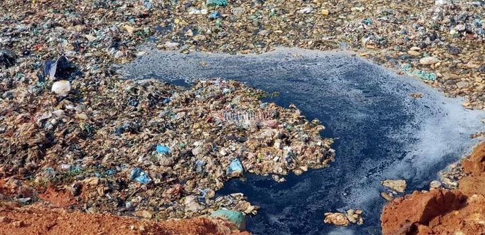 Rác thải chôn lấp lộ thiên trên núi Bông, Vĩnh Phúc