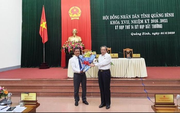 Bí thư Tỉnh ủy Quảng Bình Hoàng Đăng Quang tặng hoa chúc mừng tân Phó Chủ tịch UBND tỉnh Trần Phong.