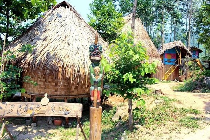 Trước mỗi nhà đều đặt những bức tượng gỗ