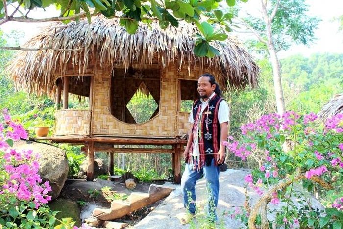 Già làng A Lăng Đợi và mô hình nhà trên đá của người Cơ Tu tại Toom Sara