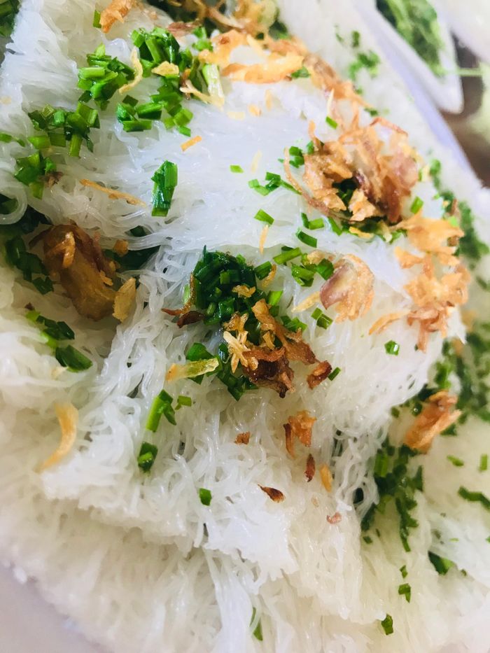 Bánh hỏi kết hợp được với nhiều thứ: thịt quay, thịt luộc, cá nướng... Ảnh: V.H.T