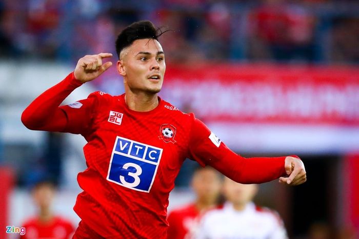  Vắng Hoàng Vissai, Adriano Schmidt trở thành thủ lĩnh hàng thủ của Hải Phòng. Trung vệ Việt kiều này xuất hiện hợp lý ở các điểm nóng, chơi đầu cực tốt. Anh góp phần giúp hàng thủ Hải Phòng đứng vững suốt 90 phút. 