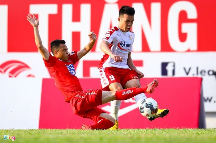  Hàng thủ Hải Phòng chủ động chơi chắc từ đầu. Họ đặt mục tiêu cầm hòa đối thủ, giành 1 điểm làm phương án an toàn trước khi nghĩ tới các kết quả tốt hơn. 