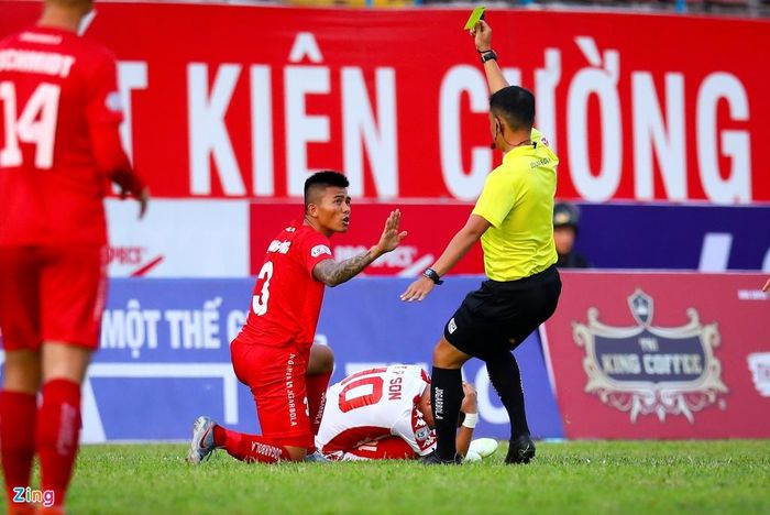  Phi Sơn và Mạnh Hùng thậm chí có nhiều tình huống phạm lỗi lẫn nhau, ăn miếng trả miếng tương đối căng thẳng. Trận đấu này có 6 thẻ vàng, Hải Phòng 4 thẻ, TP.HCM 2 thẻ. 