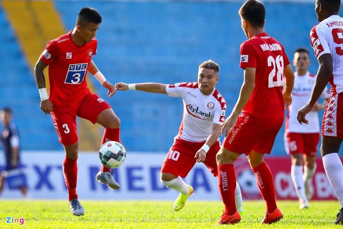  Cuộc đối đầu tâm điểm trận này nằm ở biên trái của chủ nhà khi hai cầu thủ đồng hương Nghệ An Phạm Mạnh Hùng (trái) và Trần Phi Sơn (áo trắng) đối đầu với nhau. Họ vừa là đồng đội cũ ở SLNA, vừa là đồng đội ở U23 Việt Nam qua 2 kỳ SEA Games. Mạnh Hùng tỏ ra hiểu Phi Sơn và góp công lớn giúp hàng thủ Hải Phòng phong tỏa số 10. 