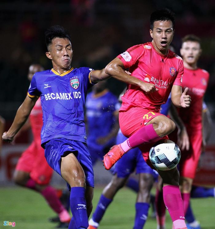  Trận đấu hòa 0-0 và thế trận nghiêng về phía đội bóng mặc áo hồng. Lối chơi ban bật cự ly ngắn, cầm bóng và triển khai tấn công đa dạng giúp họ tạo ra nhiều cơ hội ngay trong 45 phút đầu tiên. Đáng tiếc là không có bàn thắng nào được ghi. 