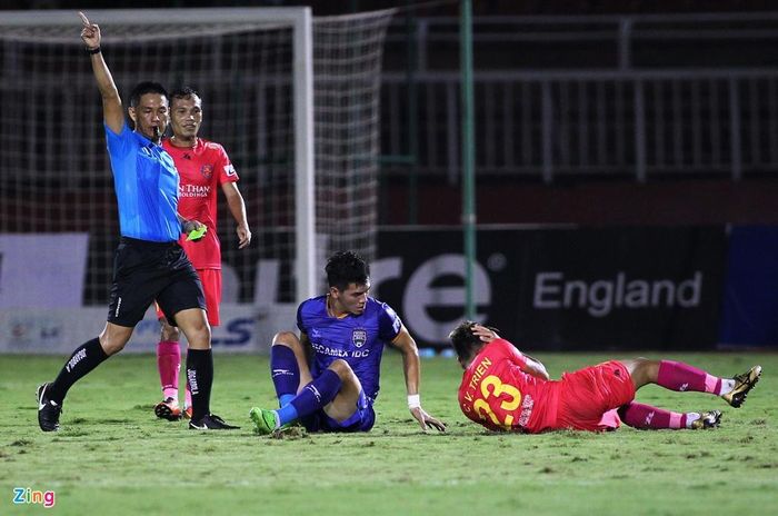  Sau pha tắc bóng khiến Tiến Linh nổi cáu, số 23 của CLB Sài Gòn ôm đầu đau đớn. Có vẻ như anh bị Tiến Linh tác động sau khi ngã xuống. Trọng tài ngay lập tức có mặt và thổi phạt cầu thủ của CLB Sài Gòn. 