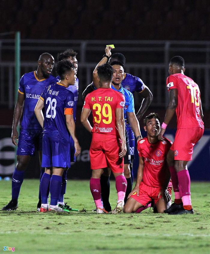  Văn Triền bị phạt thẻ vàng trong pha bóng này sau khi Tiến Linh đòi "hỏi cho ra chuyện" với tiền vệ trung tâm người Bình Định. Sau đó, tiền đạo bên phía Bình Dương không còn phát huy được thế mạnh khi có khoảng trống. 