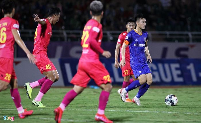  Trong khi đó, CLB Bình Dương bế tắc sau khi Tiến Linh ra sân. Đội trưởng Tô Văn Vũ phải dẫn bóng về khi đường vào vòng cấm của đối thủ bị bịt kín. Sau đó, anh bị thay ra cuối hiệp 2 để kéo dài thời gian và giữ tỷ số hòa. 