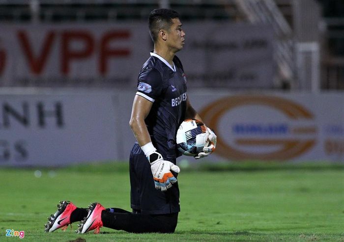  Một ngày thi đấu xuất sắc của thủ môn Trần Đức Cường. Nhà vô địch AFF Cup 2008 có ít nhất 2 pha cứu nguy trước khung thành đội nhà. Đây là mùa giải đầu tiên anh trở thành thủ môn số 1 của Bình Dương sau 4 mùa giải gắn bó. 