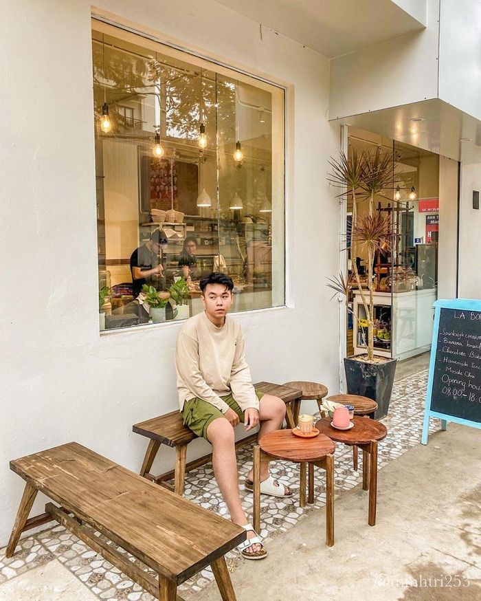 Khu vực mặt tiền quán tọa lạc trên con phố Đặng Thai Mai là góc sống ảo thu hút nhiều người tới check-in nhất. Đặc biệt, các loại bánh ở đây được đánh giá khá xuất sắc tại các diễn đàn ẩm thực bởi được làm tươi mỗi ngày. Ảnh: Chibeesayhi, Minhtri253.