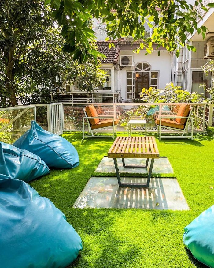 Khu vực sân thượng trải thảm cỏ ngoài trời sẽ trở thành lựa chọn lý tưởng cho những buổi chiều lộng gió, thảnh thơi ngồi tán gẫu với bạn bè. Ảnh: Thanhmaixinh__, Whereinhanoi.