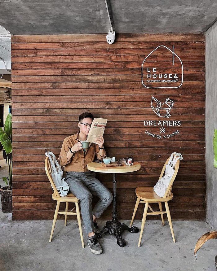 Không gian quán mở, thiết kế nhiều cây xanh bao quanh tạo cảm giác gần gũi với thiên nhiên. Tuy nhiên, đây cũng trở thành điểm trừ vào những ngày Hà Nội oi bức bởi quán không trang bị điều hòa ở một số khu vực ngồi. Giá đồ uống trong thực đơn dao động từ 35.000-50.000 đồng. Ảnh: Isseree__, Dhuy99.