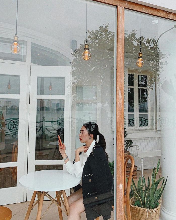 Bạn có thể lựa chọn chỗ ngồi ở ban công tầng 2,3 hoặc khu vực bên ngoài để nhìn ngắm trọn vẹn khung cảnh đường phố hay khoảnh khắc hoàng hôn. Giá đồ uống tại đây dao động từ 35.000-60.000 đồng. Ảnh: Minhanh0801, Huon.gg33.