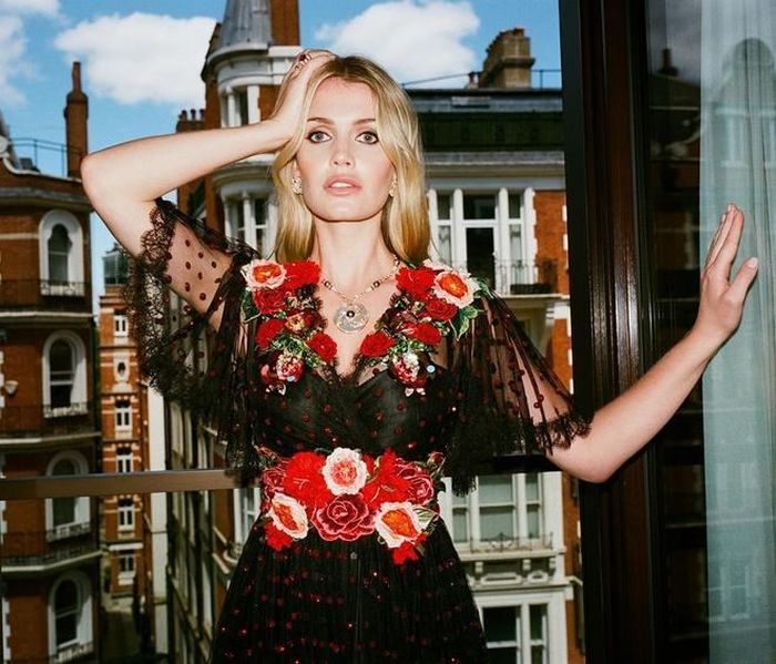  Sau khi cố Công nương Diana ly hôn với Hoàng tử Charles vào năm 1996, Lady Kitty Spencer cùng bố mẹ rời khỏi Anh, chuyển đến sinh sống ở Cape Town, Nam Phi để tránh sự chú ý của truyền thông. Lớn lên, 9X đến Florence, Italy du học ngành lịch sử nghệ thuật. Sau đó, cô lấy bằng thạc sĩ tại Đại học Regent's London. 