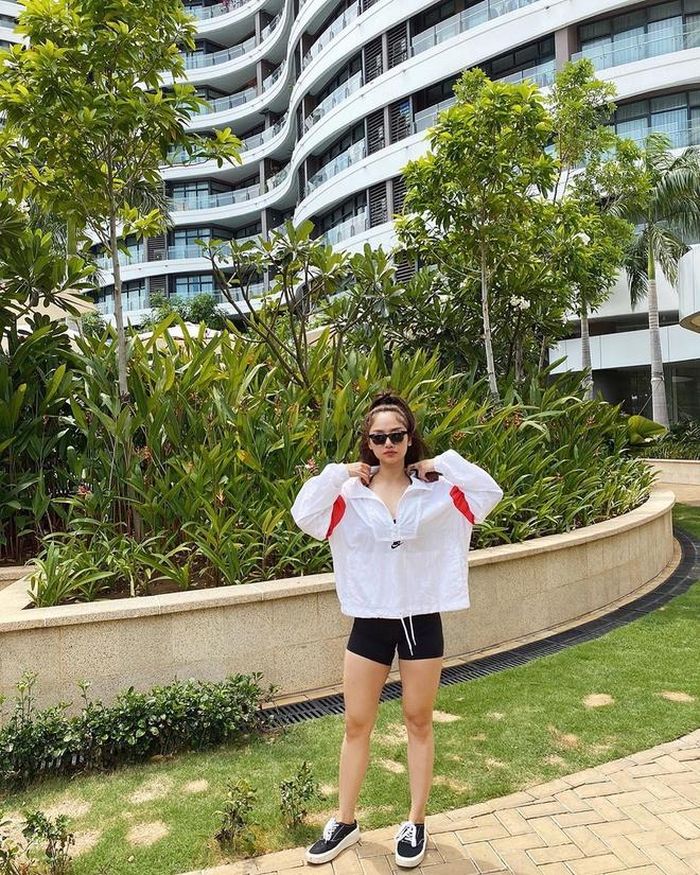 Từ vòng bụng ngấn mỡ, bắp đùi to, Miu Lê đã thoải mái diện quần ngắn ôm sát mix&match bra-top cùng áo khoác phom oversized khi dạo phố. Giọng ca Giá như cô ấy chưa xuất hiện cao 1,7 m nên dù chỉ mang sneakers thì cô vẫn trông thon thả, nổi bật.