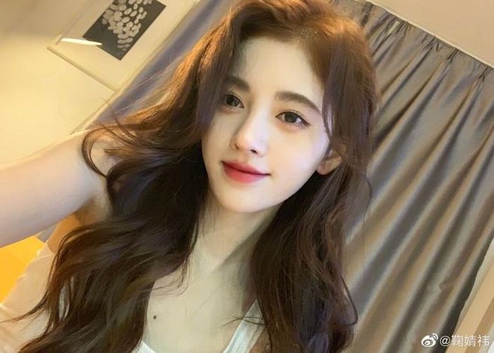 Trên mạng xã hội, không ít người cho rằng Cúc Tịnh Y đang dần "búp bê hóa" hình tượng của mình. Gương mặt của cô ngày càng thiếu tự nhiên, biểu cảm một màu, lúc nào cũng tỏ vẻ ưu buồn, đôi mắt ứa lệ như sắp khóc. Ngay cả khi tham gia các show truyền hình, người đẹp cũng giữ kẽ, dù vui hay buồn không dám biểu lộ cảm xúc chân thật trên khuôn mặt.