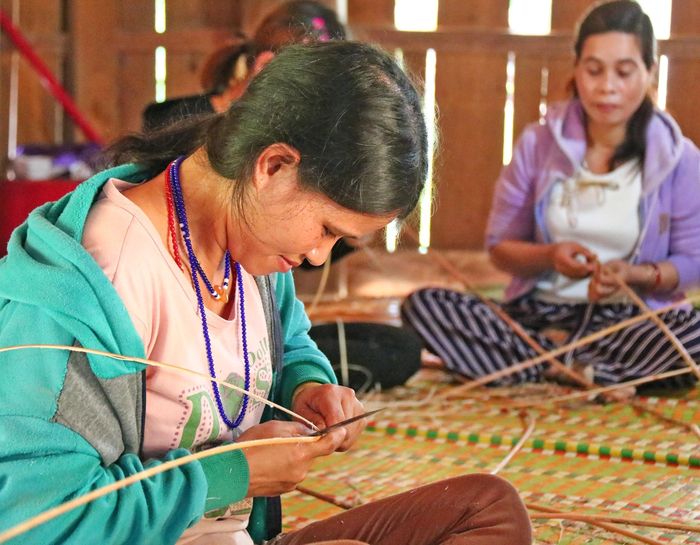 lNgười trẻ sẽ được học đan các sản phẩm làm quà tặng như hộp, làng (túi xách), khay đĩa, giỏ đựng hoa quả, hoặc sản phẩm làm túi đựng thay bao bì nhựa và có cả bàn tròn khách sạn…