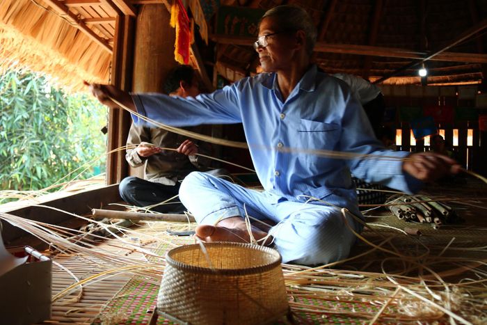 Người lớn tuổi học đan những sản phẩm gùi, thúng, nia… sử dụng trong sinh hoạt hàng ngày. 