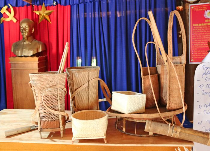 Những sản phẩm quà tặng độc đáo từ mây tre, tạo cơ hội giúp người Cơ tu nâng cao thu nhập thông qua việc bán sản phẩm và quà lưu niệm phục vụ du lịch