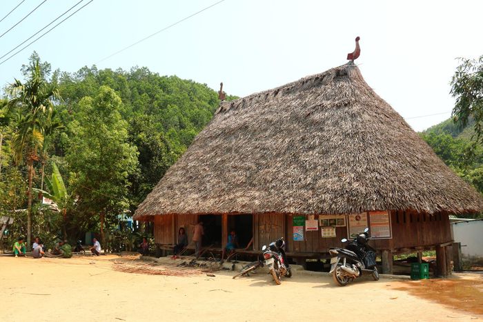 Nhà Gươl không đủ chỗ, một số nam thanh - nữ tú phải ra phía trước sân ngồi dưới bóng cây