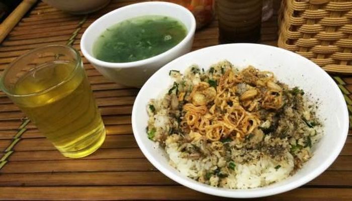 Thưởng thức xôi cá rô Nam Định ngay lúc nóng mới cảm nhận hết vị ngọt, dai của thịt cá quyện trong hạt nếp dẻo, thơm ngon đến lạ lùng.