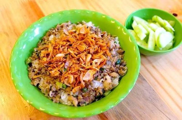 Khi xôi chín, hạt xôi tròn mẩy lan tỏa mùi thơm ngậy, lúc này bí quyết để tăng độ bóng đẹp cho xôi là tưới một ít mỡ gà lên bề mặt và trộn đều.