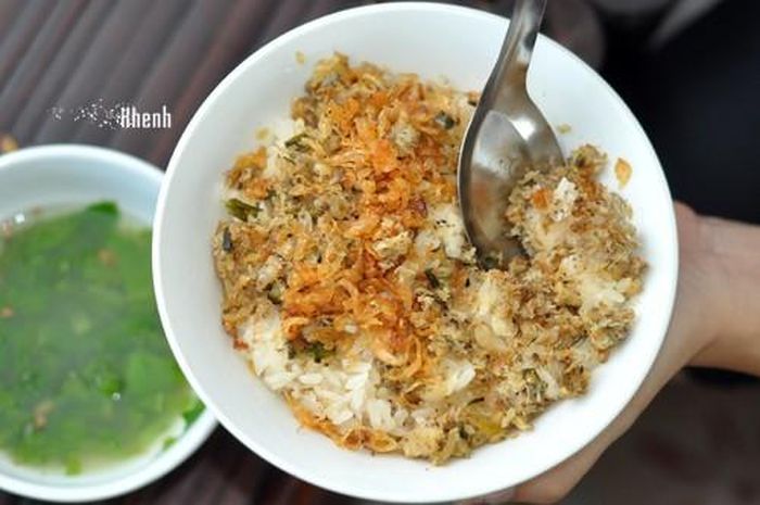 Theo kinh nghiệm dân gian, vào mùa mưa, cá rô đồng thịt ngon, khỏe mạnh và đầy bụng trứng, rất phù hợp để chế biến món xôi cá rô đặc sản. Lúc này, người dân thường ra đồng, tìm kênh rạch, ruộng, mương để bẫy bắt cá.