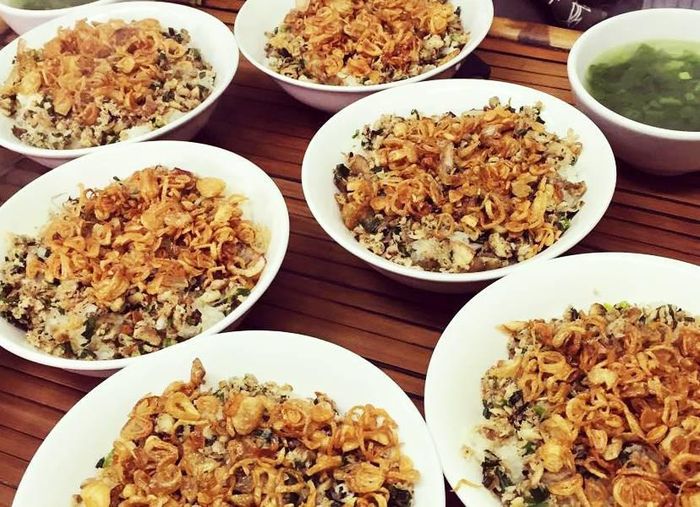 Xôi cá rô dẻo, thơm mùi hành phi và có vị béo ngọt đậm đà của thịt cá rô đồng. Mùa đông rét mướt được thưởng thức bát xôi cá rô đồng vừa lành dạ, vừa no lâu lại bổ dưỡng thì không gì bằng. Ảnh: Internet.